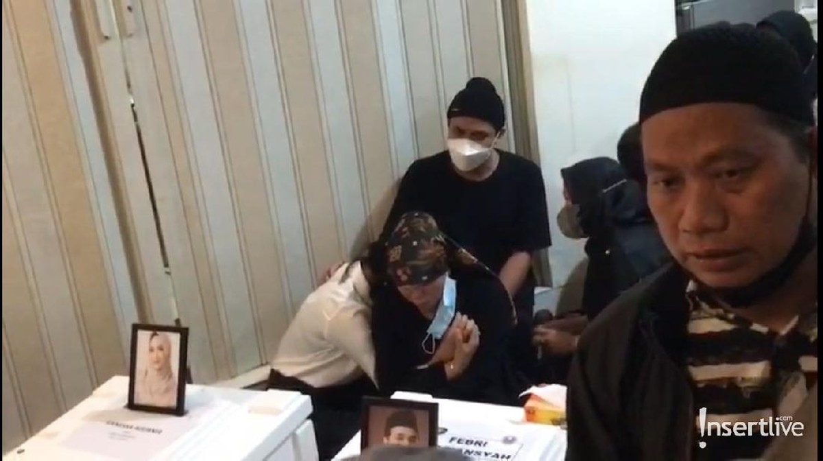 Jenazah Vanessa Angel dan Bibi Andriansyah sampai di rumah duka pada Jumat &lpar;5&sol;11&rpar;&period; Yuk intip suasana rumah duka dipenuhi isak tangis&excl;