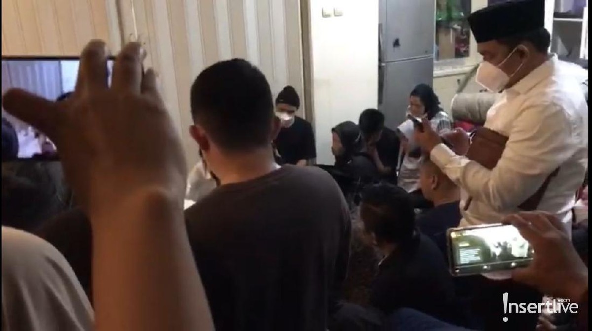 Jenazah Vanessa Angel dan Bibi Andriansyah sampai di rumah duka pada Jumat &lpar;5&sol;11&rpar;&period; Yuk intip suasana rumah duka dipenuhi isak tangis&excl;