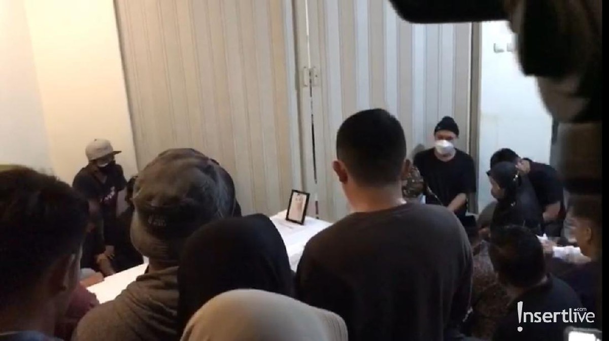 Jenazah Vanessa Angel dan Bibi Andriansyah sampai di rumah duka pada Jumat &lpar;5&sol;11&rpar;&period; Yuk intip suasana rumah duka dipenuhi isak tangis&excl;