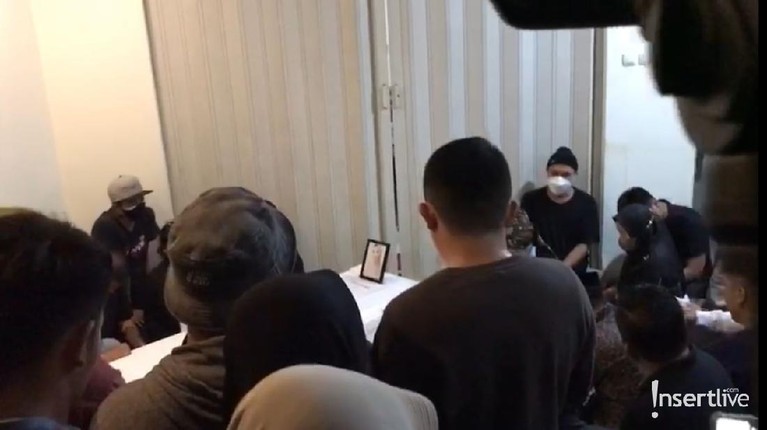 Jenazah Vanessa Angel dan Bibi Andriansyah sampai di rumah duka pada Jumat (5/11). Yuk intip suasana rumah duka dipenuhi isak tangis!
