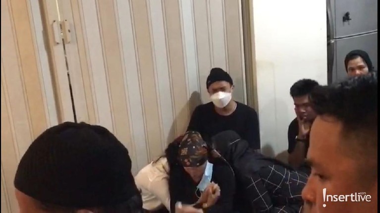 Jenazah Vanessa Angel dan Bibi Andriansyah sampai di rumah duka pada Jumat (5/11). Yuk intip suasana rumah duka dipenuhi isak tangis!