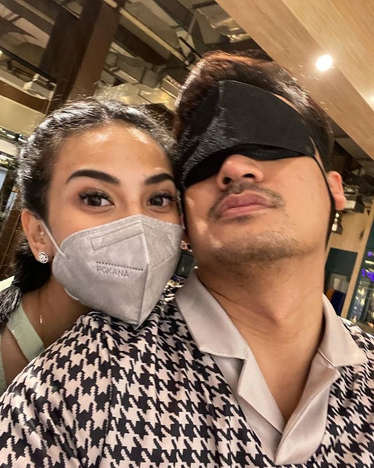 9 Potret Perjalanan Cinta Vanessa Angel dan Bibi Hingga Satu Liang Lahad Perjalanan cinta Vanessa Angel dan Bibi Andriansyah hingga maut memisahkan. Yuk intip potret mereka kini tinggal kenangan!
