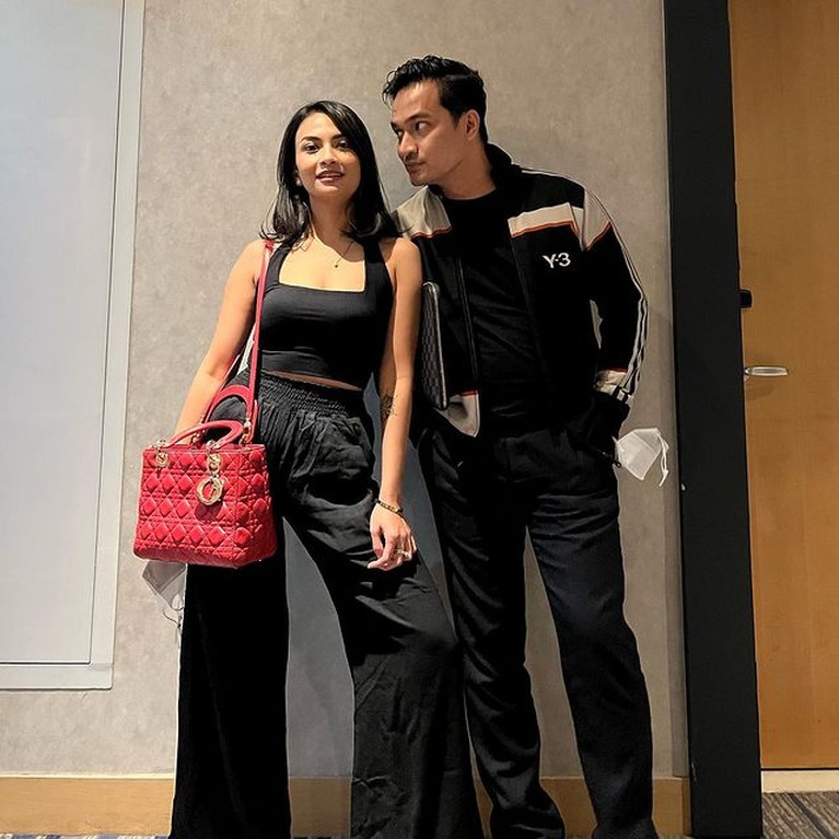 9 Potret Perjalanan Cinta Vanessa Angel dan Bibi Hingga Satu Liang Lahad Perjalanan cinta Vanessa Angel dan Bibi Andriansyah hingga maut memisahkan. Yuk intip potret mereka kini tinggal kenangan!
