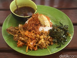 Jaen Sajaan! Ayam Betutu Disajikan dengan Tum Ayam dan Jukut Undis Buleleng