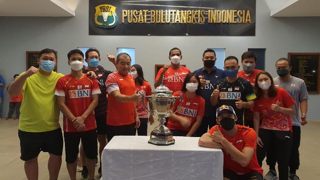 Trofi Thomas Cup telah tiba di Indonesia pada Jumat (5/11) petang WIB. Kabar tersebut dipublikasikan oleh PBSI lewat akun Instagramnya.