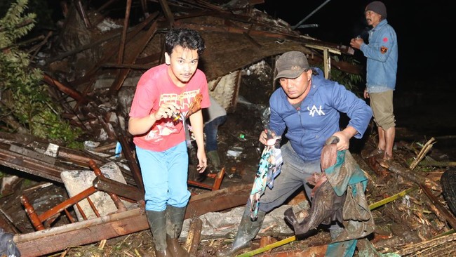 Banjir melanda sejumlah wilayah dari mulai Sintang, Kalbar, hingga Kota Batu, Jawa Timur. Korban tewas jatuh dan ribuan keluarga terdampak.