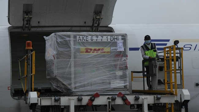 Sebanyak 336.960 dosis vaksin Pfizer yang tiba di Bandara Juanda, Surabaya, pada Kamis (9/12) siang akan langsung dialokasikan ke Dinas Kesehatan Jawa Timur.