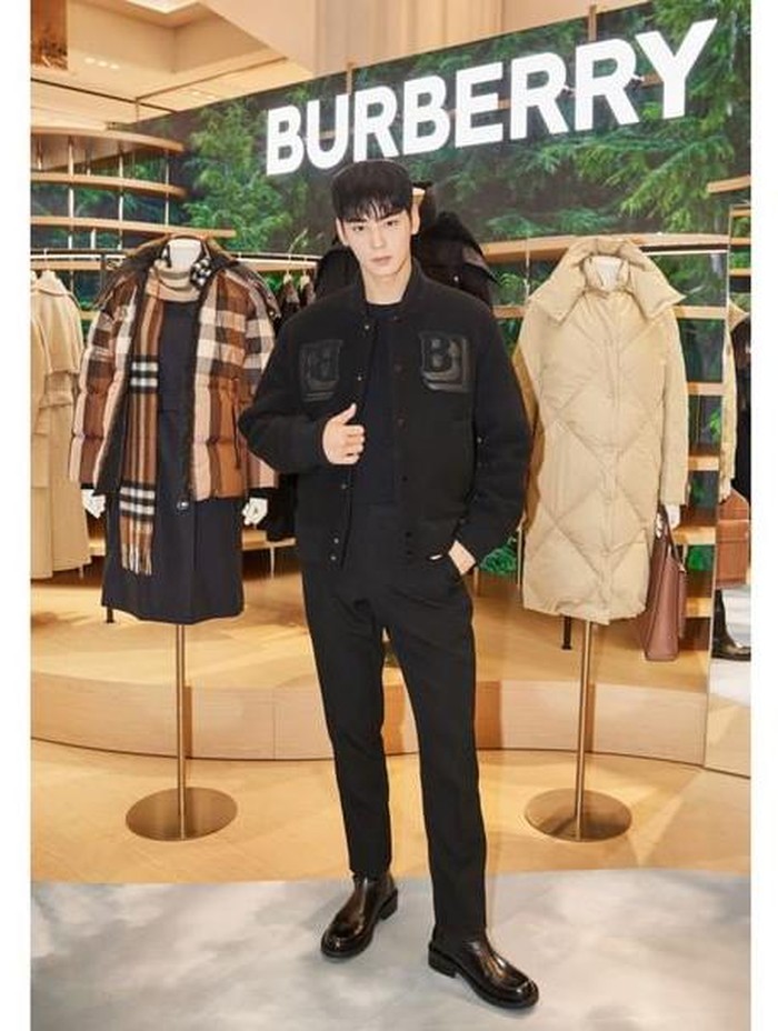 Aktor sekaligus anggota dari grup ASTRO yaitu Cha Eunwoo juga tampil dengan gaya maskulin ketika hadir di pembukaan Pop Up Store untuk brand terkenal Burberry. Kala itu, Pop Up Store untuk Burberry juga dilakukan di Seoul, Korea Selatan./Foto: instagram.com/voguekorea