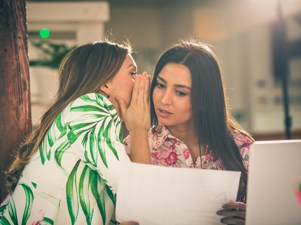 5 Zodiak yang Paling Senang Gosip, Rumpi Banget!
