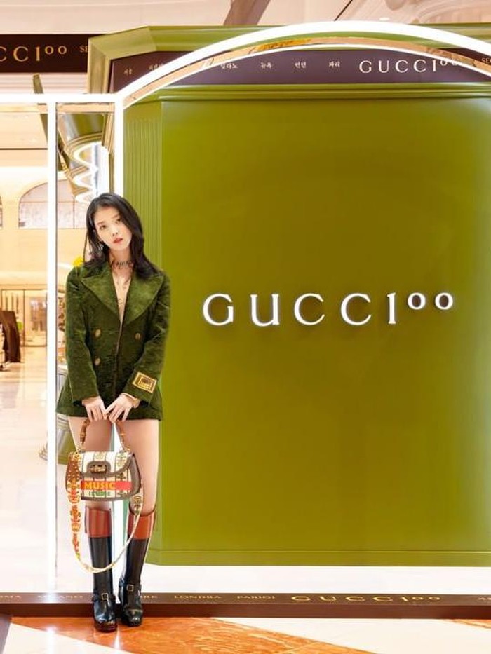 Pada Oktober lalu, penyanyi sekaligus aktris IU juga sempat mengunjungi Pop Up Store brand Gucci dalam rangka memperingati anniversary brand tersebut. Tampil dengan warna hijau army, gaya IU terlihat makin fresh, ya!/Foto: instagram.com/voguekorea