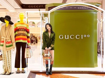 Jjisoo BLACKPINK yang juga dijuluki sebagai 'Lady Dior' ini tampil dalam dominasi warna navy di Pop Up Store brand Dior yang ada di Seoul. Dengan mengenakan koleksi tas rancangan Dior, Jisoo makin menampilkan pesonanya sebagai sosok Lady Dior ya, Beauties!/Foto: instagram.com/voguekorea