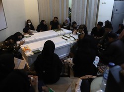 Momen Haru Ayah Vanessa Angel Kecup Peti Usai Salat Jenazah