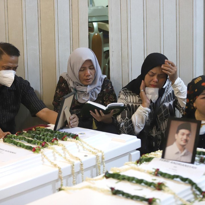 <p>Vanessa Angel dan Bibi Ardiansyah tewas usai mengalami kecelakaan maut pada Kamis (4/11/2021) siang, di tol Nganjuk, Jawa Timur. Jenazah Vanessa dan Bibi dimakamkan keesokan harinya yaitu hari Jumat (5/11/2021). Tangis ayah dan ibunda pecah ketika jenazahnya datang ke rumah duka. (Foto: Palevi/detikcom)</p>