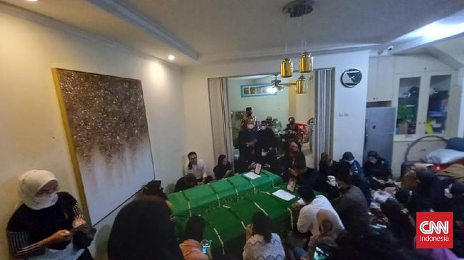 Pelayat di rumah duka terus mengumandangkan doa dan melantunkan Surah Yasin untuk Vanessa Angel dan Bibi Andriansyah.
