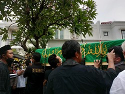 Jenazah Vanessa Angel-Suami Dibawa dari Rumah Duka ke Masjid untuk Disalatkan