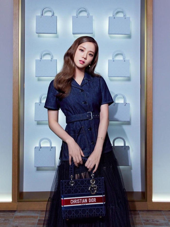 Jjisoo BLACKPINK yang juga dijuluki sebagai 'Lady Dior' ini tampil dalam dominasi warna navy di Pop Up Store brand Dior yang ada di Seoul. Dengan mengenakan koleksi tas rancangan Dior, Jisoo makin menampilkan pesonanya sebagai sosok Lady Dior ya, Beauties!/Foto: instagram.com/voguekorea