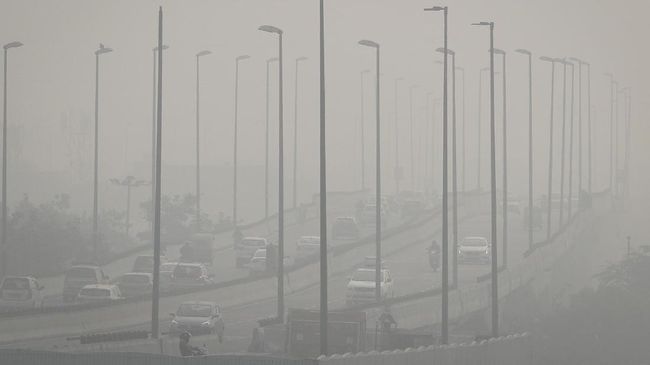 India closes schools for a week and plans lockdown due to pollution