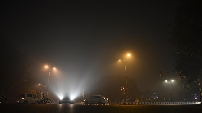 FOTO: Kelabu Langit India Dikepung Asap usai Festival Diwali