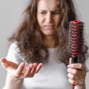 Masih Banyak Dilakukan, 3 Kebiasaan Ini Pemicu Besar Datangnya Rambut Rontok