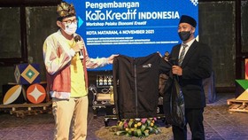 Momen Sandiaga Hadiahi Jas Kesayangan ke Pedagang Cilok yang Viral
