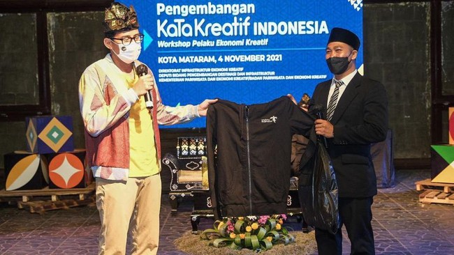 Menparekraf Sandiaga Uno memberikan jas kesayangannya kepada Lutfi Ramli (34), pedagang cilok di Mataram yang beberapa waktu lalu sempat viral.
