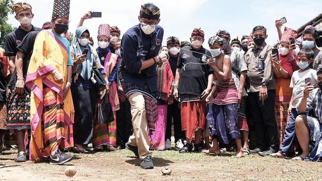 Menparekraf Sandiaga Uno mengusulkan penciptaan jejaring antar desa wisata di NTB untuk memulihkan ekonomi masyarakat.