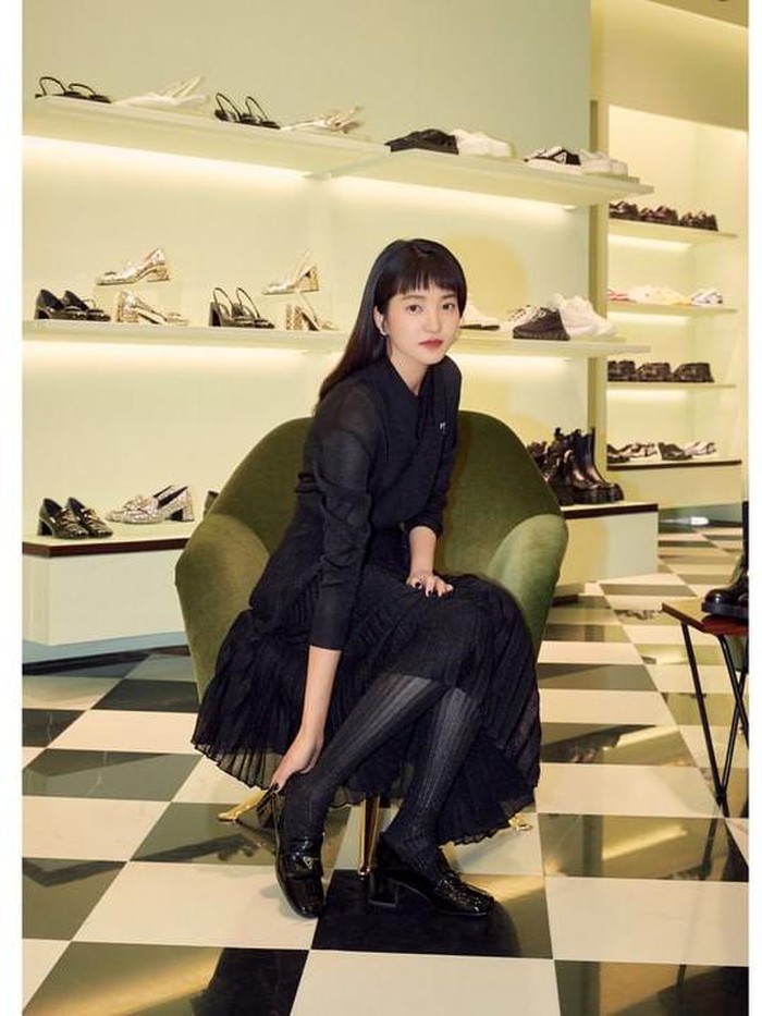 Aktris Kim Tae Ri memamerkan gaya 'Woman In Black' ketika menghadiri pembukaan Pop Up Store dari brand Prada di Seoul Department Store. Dengan gaun panjang berwarna hitam, stocking, serta sepasang sepatu berwarna senada, gayanya pun terlihat makin chic!/Foto: instagram.com/voguekorea
