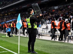 Suporter Marseille Rusuh Lagi, Gelandang Lazio Dilindungi Tameng!