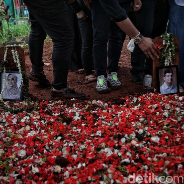 Banyak Orang Foto di Makam Vanessa Angel, Keluarga Ingatkan Ini