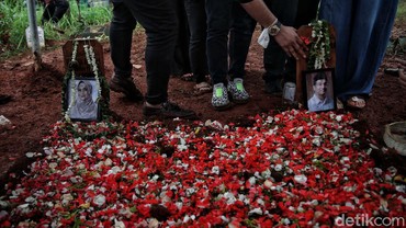 img-title Banyak Orang Foto di Makam Vanessa Angel, Keluarga Ingatkan Ini