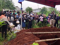 Jelang Pemakaman Vanessa Angel dan Bibi Ardiansyah, Hujan Selimuti Lokasi TPU