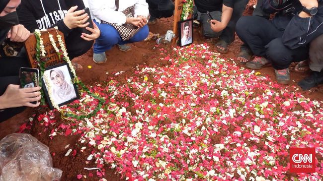 Pihak TPU Karet Bivak membantah klaim Doddy Sudrajat telah melengkapi berkas administrasi pemindahan makam Vanessa Angel.