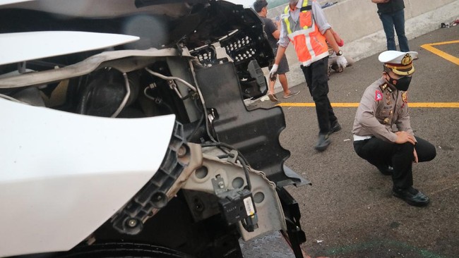 Polisi menyebut sopir mendiang Vanessa Angel, Tubagus Joddy, mengaku mengendarai mobil dengan kecepatan tinggi dan sempat main ponsel.