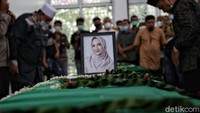 7 Potret Duka Pemakaman Vanessa Angel dan Bibi Ardiansyah, Penuh Doa & Air Mata