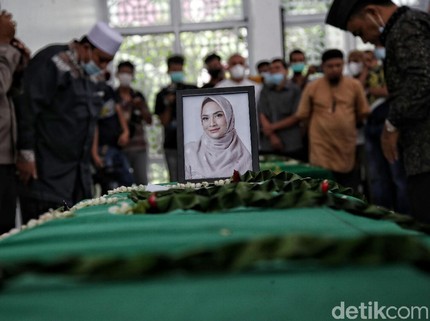 7 Potret Duka Pemakaman Vanessa Angel dan Bibi Ardiansyah, Penuh Doa & Air Mata