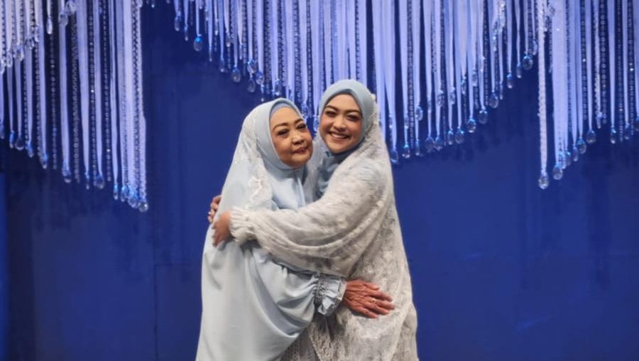 Ria Ricis menggelar acara pengajian jelang pernikahannya dengan Teuku Ryan Jumat (5/11). Yuk intip momen harunya!