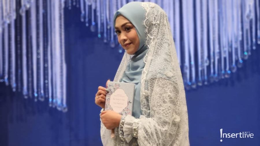 Ria Ricis menggelar acara pengajian jelang pernikahannya dengan Teuku Ryan Jumat (5/11). Yuk intip momen harunya!