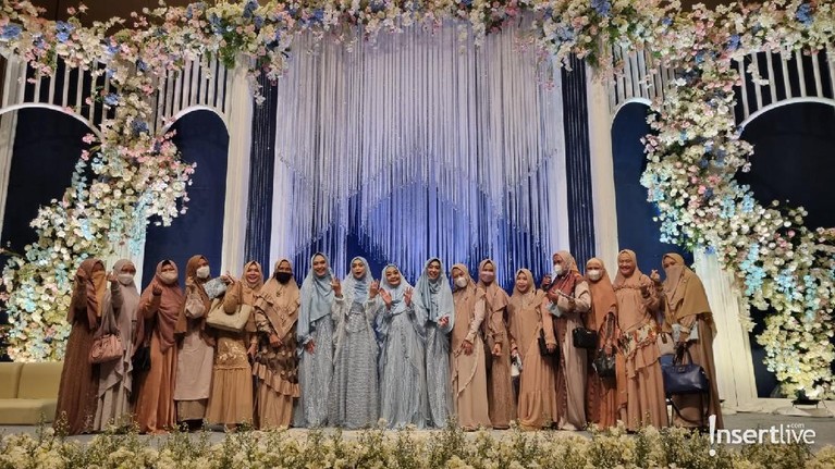 Ria Ricis menggelar acara pengajian jelang pernikahannya dengan Teuku Ryan Jumat (5/11). Yuk intip momen harunya!