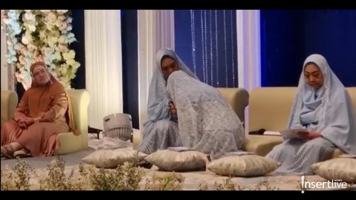 Ria Ricis menggelar acara pengajian jelang pernikahannya dengan Teuku Ryan Jumat &lpar;5&sol;11&rpar;&period; Yuk intip momen harunya&excl;