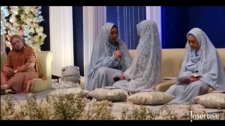Ria Ricis menggelar acara pengajian jelang pernikahannya dengan Teuku Ryan Jumat (5/11). Yuk intip momen harunya!