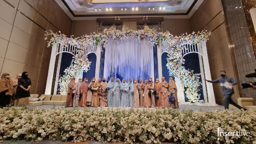 Ria Ricis menggelar acara pengajian jelang pernikahannya dengan Teuku Ryan Jumat (5/11). Yuk intip momen harunya!