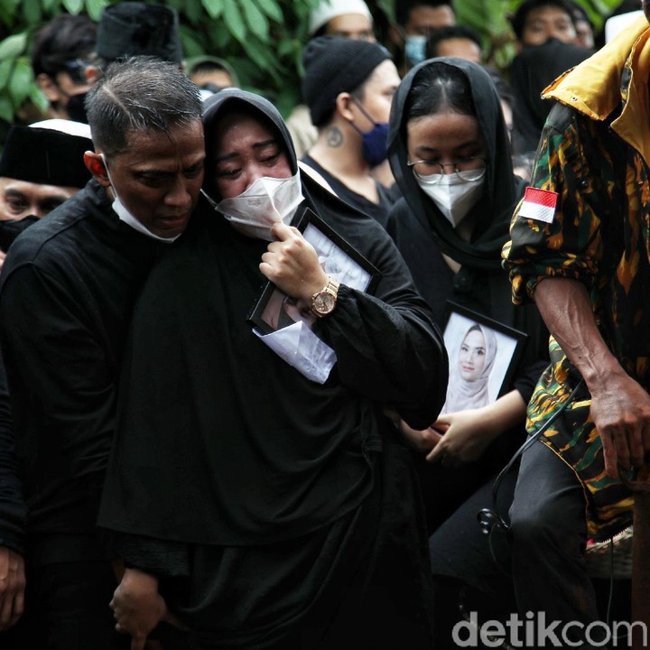 <p>Ketika liang lahad perlahan dikubur dengan tanah, keluarga Vanessa Angel dan Bibi Ardiansyah pun terus mengucap doa di sela air mata mereka. (Foto: Pradita Utama)</p>