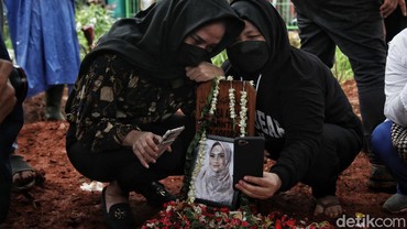 img-title Sudah Dirapikan, Begini Penampakan Makam Vanessa Angel dan Bibi
