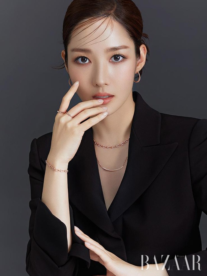 J.ESTINA sendiri merupakan brand perhiasan asal Korea Selatan. Dalam campaign kali ini, Park Min Young tampil dengan menonjolkan sisi elegan dan berkelas. Tak ketinggalan, ia mengenakan beberapa koleksi perhiasan berkelas dari J.ESTINA./Foto: twitter.com/NAMOOACTORS2004