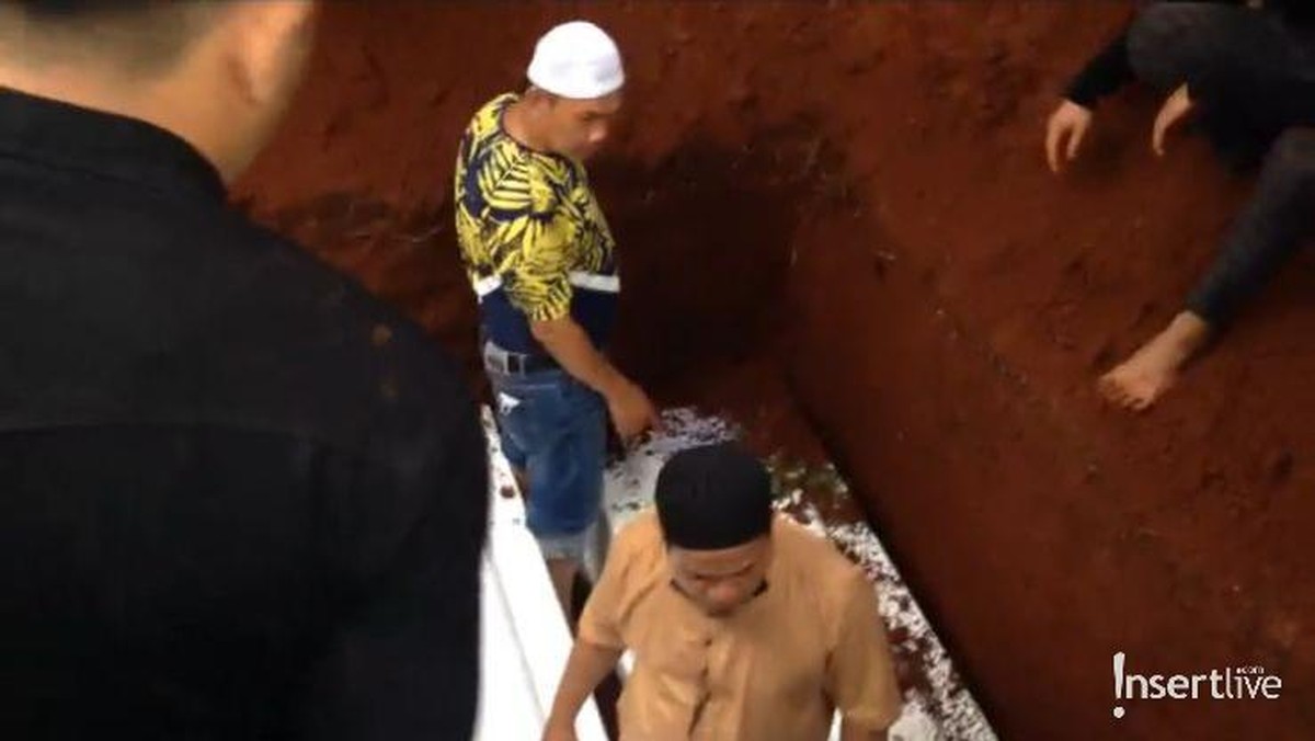 Hari ini jumat &lpar;5&sol;11&rpar; jenazah Vanessa Angel dan Bibi Ardiansyah akan dimakamkan di Taman Makam Islam Malaka&period; Yuk intip&excl;