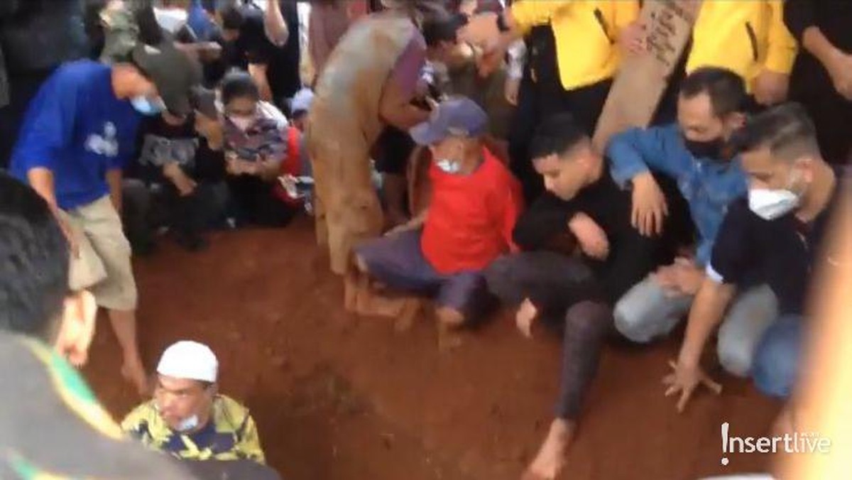 Hari ini jumat &lpar;5&sol;11&rpar; jenazah Vanessa Angel dan Bibi Ardiansyah akan dimakamkan di Taman Makam Islam Malaka&period; Yuk intip&excl;