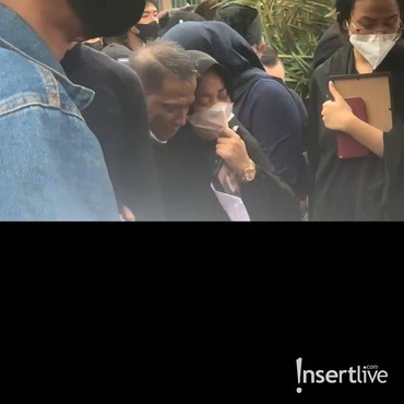 Tangis Keluarga Pecah Saat Jenazah Vanessa Angel & Bibi Masuk Liang Lahad
