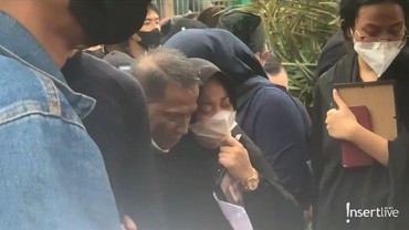 img-title Tangis Keluarga Pecah Saat Jenazah Vanessa Angel & Bibi Masuk Liang Lahad