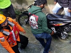 Pemotor di Riau Jatuh ke Parit-Terseret 300 Meter, Selamat Lalu Lapor RT
