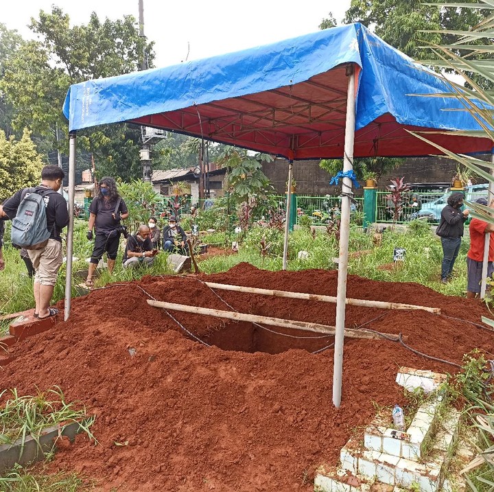 <p>Terdapat satu liang lahad besar yang disediakan untuk Vanessa Angel dan Bibi Ardiansyah. Rupanya, pihak keluarga lah yang memintanya, Bunda. (Foto: (Wildan Noviansah /detikcom)</p>